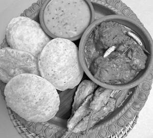 Purono Sei Din Traditional Combo Fulko Luchi 7 Pcs With Cholar Dal,  Begun Vaja , Aloo Dum And Sweet