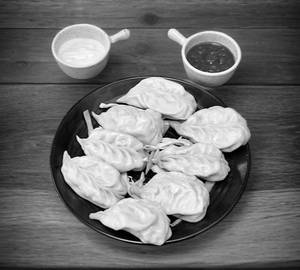 Steamed chicken momos