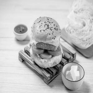 Paneer Tikki Bun Sandwich (Veg)