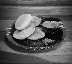 Poori (4 Pcs) And Home Made Aaloo Ki Sabzi