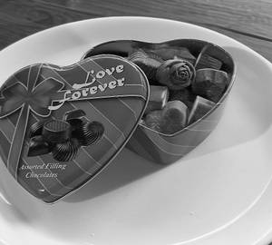 Assorted Red Heart Tin Chocolates [100 Grams]