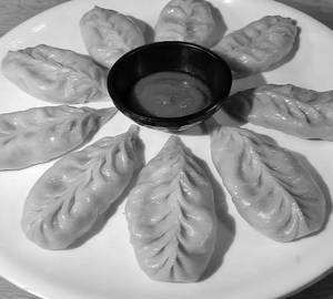 Veg Momos [8 Pieces]