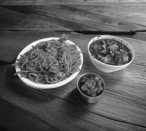 Schezwan noodles with chilli paneer