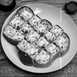 Hot Paneer Garlic Bread                                                                                      