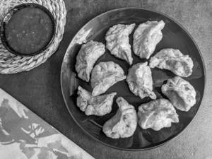 Veg fried momos ( 8 Pieces )