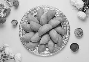 Box Ragi Gulkand Gujiya 300 Gms