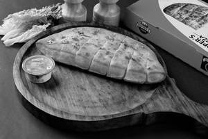 Garlic Bread With Cheese Dip