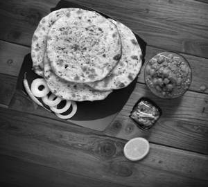 Stuffed Naan 2 Pcs With Channa Masala and Imli Chutney