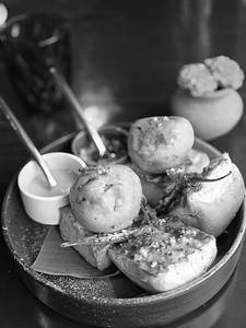 Bambaiya Vada Pao (2 Pcs)