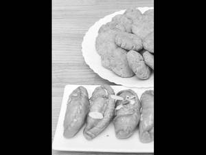 Gujiya & Mathri Combo