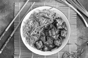 Singapoori Noodles With Chilli Paneer Gravy