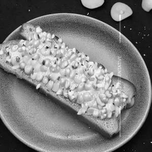 Creamy corn on toast