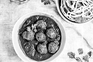 Veg Ball Schezwan Gravy