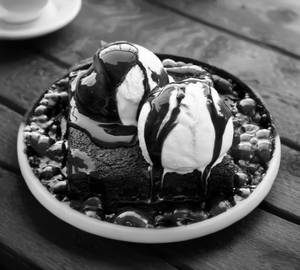 Walnut Brownie with vanilla Ice Cream