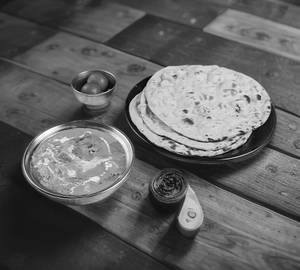 Paneer Butter Masala [300 Ml] + 3 Butter Roti + Gulabjamun [1 Piece]