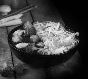 Veg Hakka Noodles with Exotic veggies in Hunan Sauce