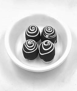 Almond Chocolate Ball [4 Pc]