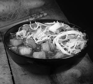 Hakka Noodles & Hot pepper paneer sauce