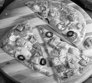 Cheese tandoori paneer pizza