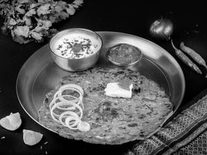 Kanda Thalipeeth (1 Pc) & Curd