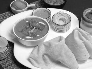 Soya Chaap Gravy + Roomali Roti (2 Pcs)