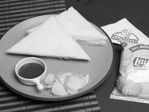 Vegetable Sandwich + Chips(4 Pcs)