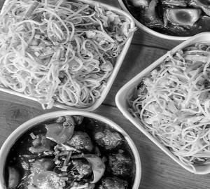 Veg Noodles & Chilli Chicken Gravy/3pc