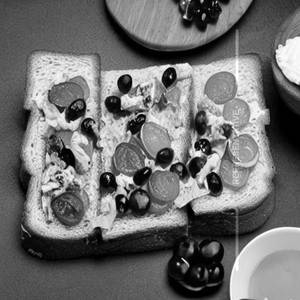 Dry Grapes Cheese Toast
