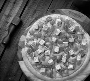 Paneer onien pizza