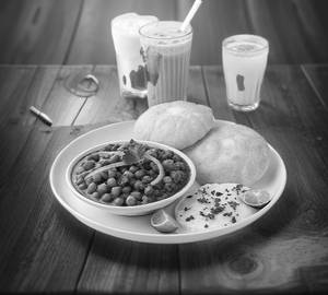 Chole And 6 Puri With Boondi Raita / Sweet Lassi