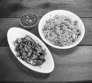 Paneer Chilli 7 Pcs + Veg Hakka Noodles (650 Ml)