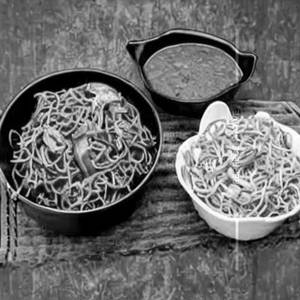 Schezwan Chutney & Fried Noodles