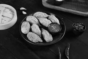Veg Fried Momos [8 Pieces]