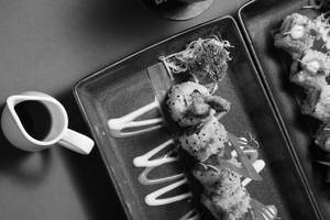 Cream Cheese And Asparagus Tempura Uramaki [8 Pieces]