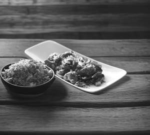 Veg Chowmein/Veg Fried Rice+Chilli Chicken/Garlic Chicken [2 Pieces]