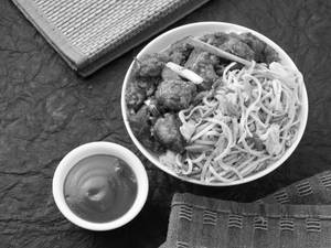 Egg Noodles With Schezwan Chicken