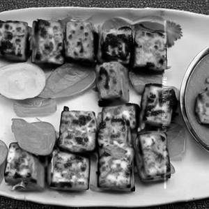 Paneer lehsuni tikka