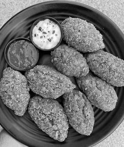 Veg Kurkure Momos (8 Pieces)