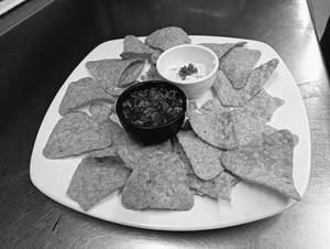 Nachos With Salsa & Cheese Dip