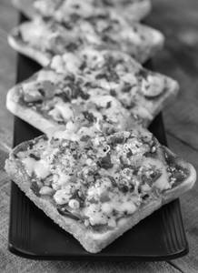 Paneer tikka bread pizza