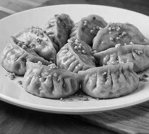 Hot And Garlic Momos [Veg] [7 Pieces]