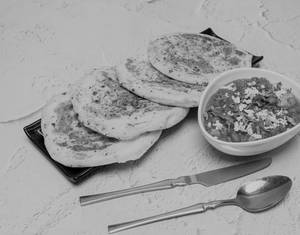 Tawa Kulcha (masala Dhania) With Soya Chaap Makhani