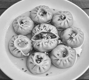 Garlic Soupy Momos [Veg] [7 Pieces]