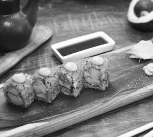 Spicy Avocado Sushi Roll [4 Pieces]