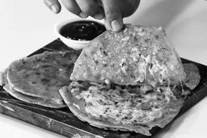 Cheese Chilli Garlic Paratha [2 Pieces]