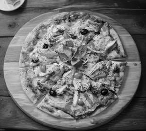 Cheese pizza farmhouse