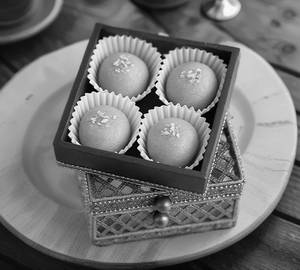 4 laddo box besan (desi ghee)
