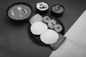 Idli Vada Combo ( 2 Pc Idly & 4 Pc Mini Vada )