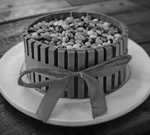 Kit Kat & Gems Basket Cake [700gm]