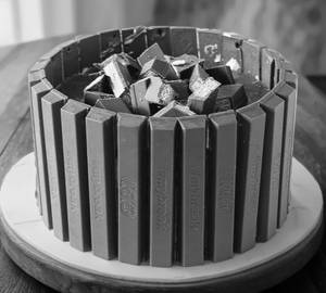 Kit Kat Basket Cake (best Seller) [700gm]
